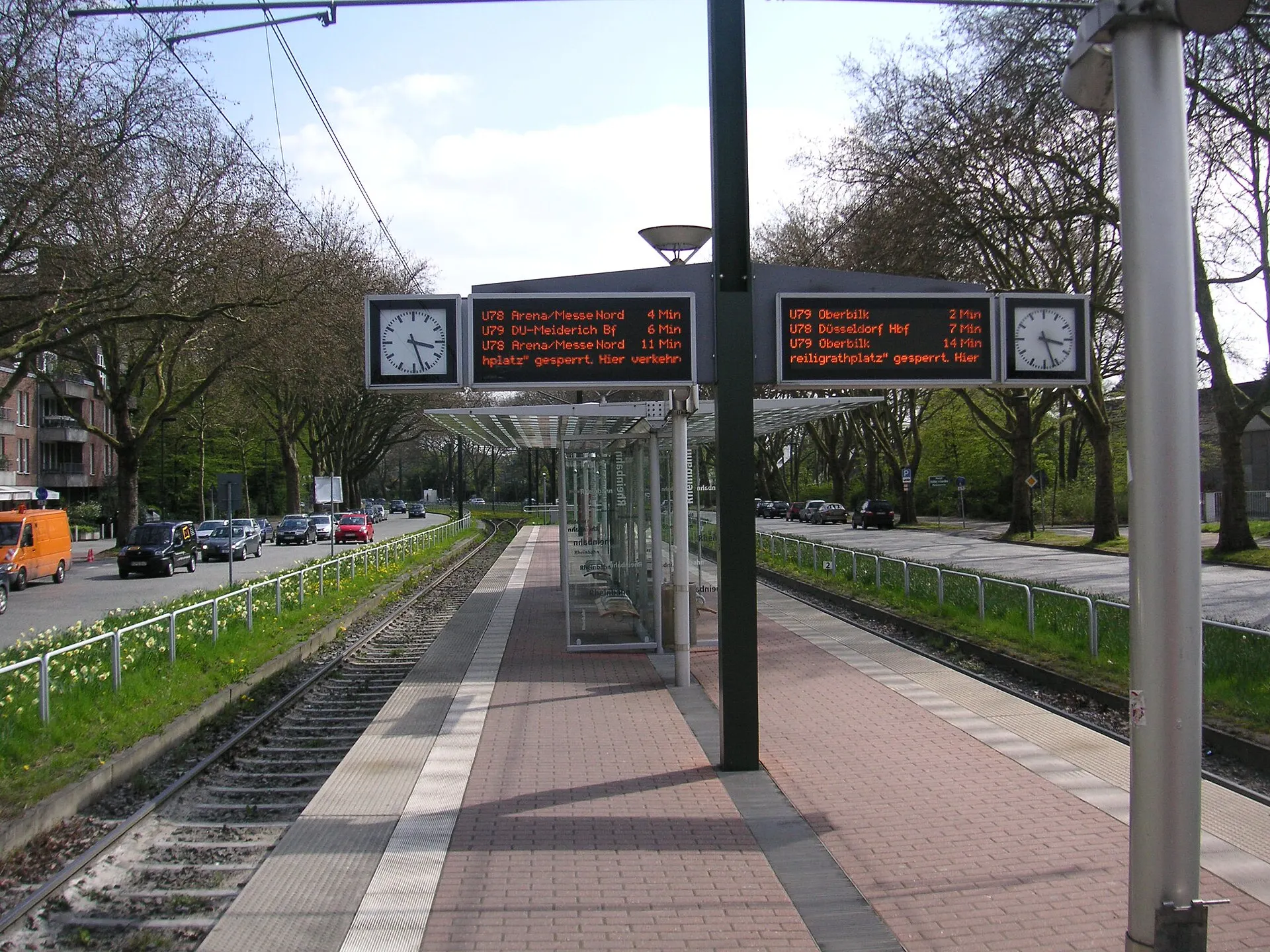 Stadtbahn an der Station Nordpark in Düsseldorf-Golzheim